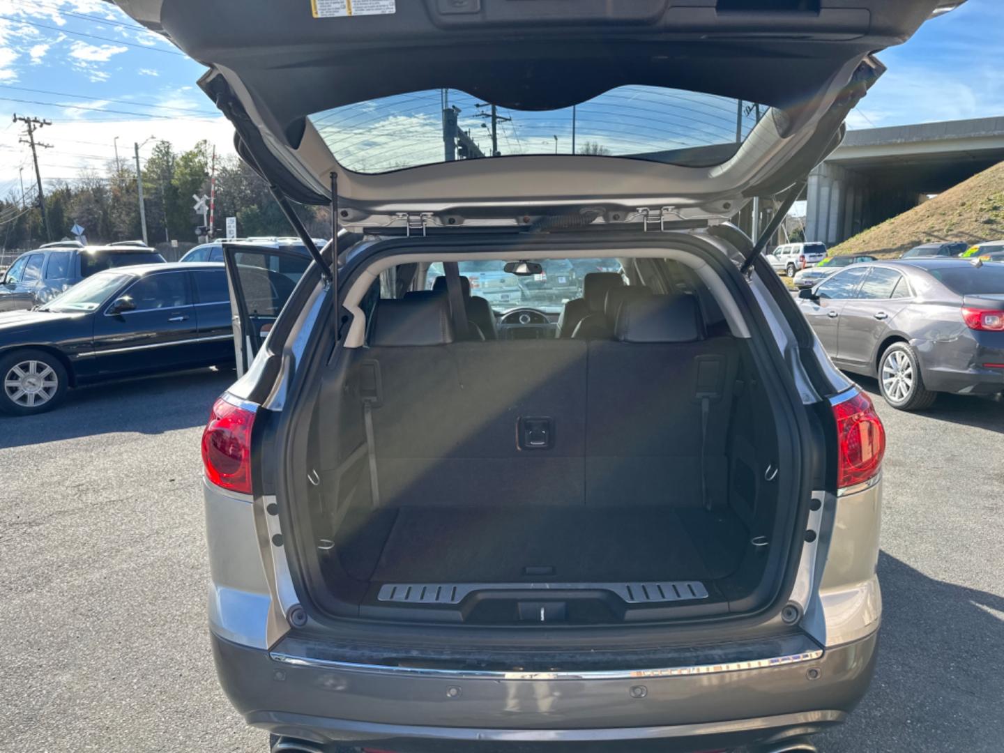 2008 Silver Buick Enclave CXL AWD (5GAEV23718J) with an 3.6L V6 DOHC 24V engine, 6-Speed Automatic Overdrive transmission, located at 5700 Curlew Drive, Norfolk, VA, 23502, (757) 455-6330, 36.841885, -76.209412 - Photo#12